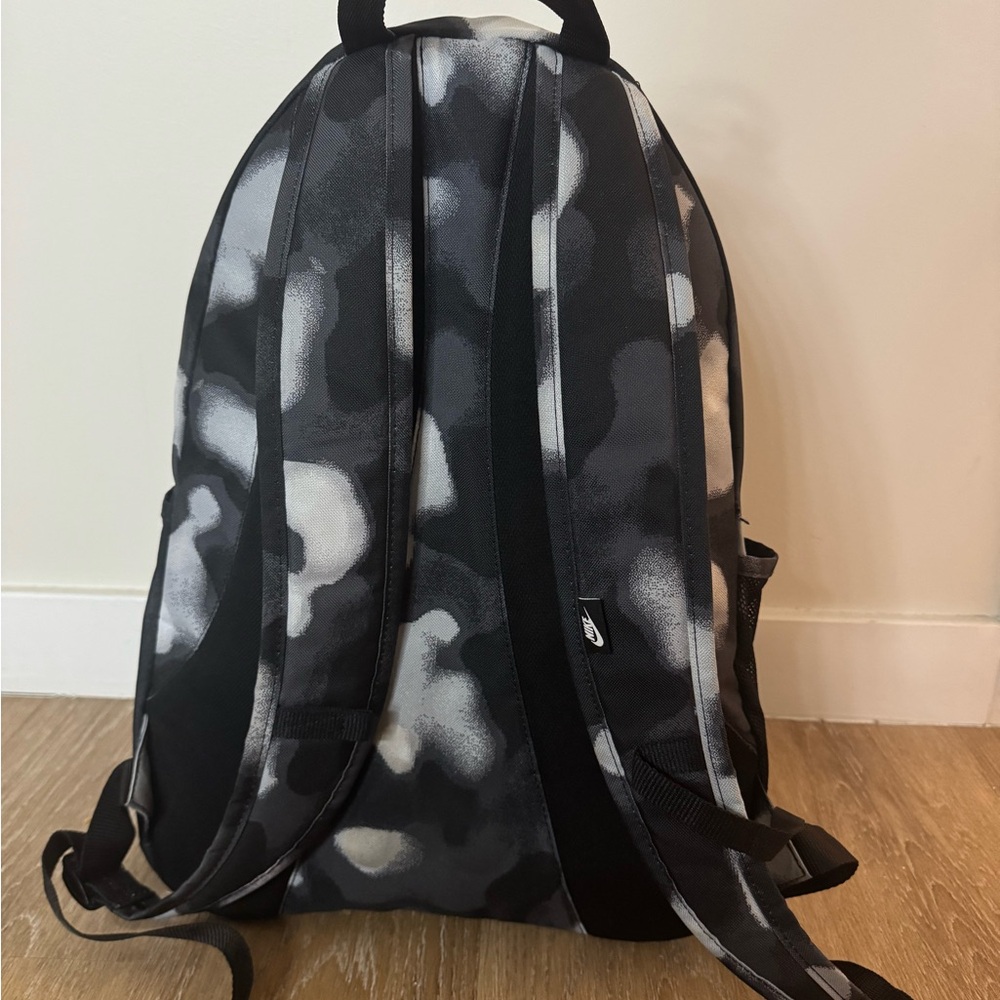 UNISEX Nike,Black and White Men, boys and girls Backpack with detachable strap - Picture 2 of 7